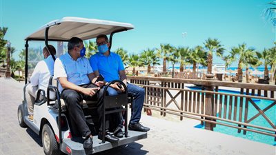 العناني وأمين السياحة العالمية في رحلة بحرية بالغردقة (صور)