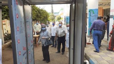 محافظ بني سويف يطمئن على الالتزام بإجراءات كورونا بدور ثاني الثانوية (صور)