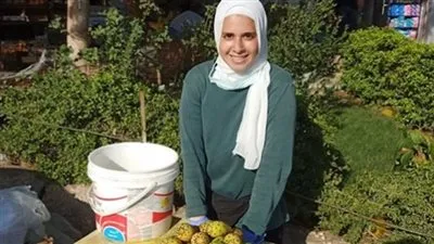 قصة كفاح فتاة جامعية تلجأ لبيع التين الشوكي من أجل مساعد أهلها (فيديو)