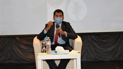 وزير الرياضة يلتقي 250 شابا وفتاة فى لقاء حواري على مسرح الوزارة