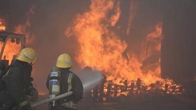 اندلاع حريق ضخم بمستودع أقمشة بالسعودية (صور)