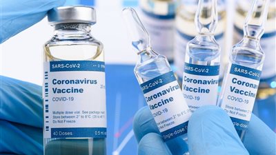 أستاذ صحة عامة يفجر مفاجأة صادمة عن لقاح فيروس كورونا