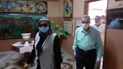 محافظ بني سويف يتابع الالتزام بإجراءات كورونا بلجان الدور الثاني للثانوية (صور)