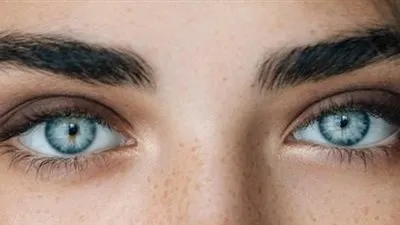 هل النظر للضوء الأحمر 3 دقائق يوميًا يحسن النظر؟.. 