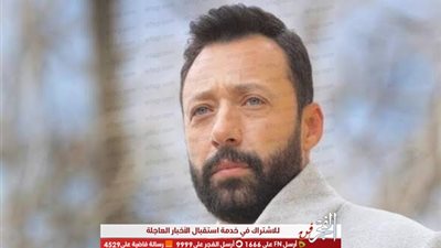 بنظارة وبدلة كلاسيك.. أحدث ظهور لاحمد فهمي من كواليس مسلسل 