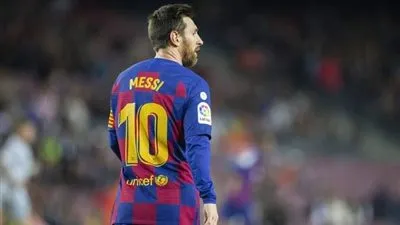 رئيس برشلونة يتلقى ضربة موجهة بسبب ميسي