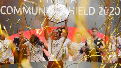 شاهد لحظات تتويج آرسنال بدرع الكأس الخيرية على جحساب ليفربول