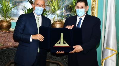 رئيس جامعة عين شمس يكرم الدكتور عبد الناصر سنجاب