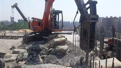 محافظة القاهرة تزيل أدوارا مخالفة من أكبر برج سكني في الشرابية