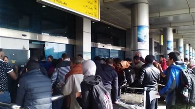 تعليق الطيران على مشاهد التكدس بمطار القاهرة (فيديو)