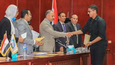 رئيس مجلس أمناء مدينة بدر يكرم أوائل الثانوية العامة والأزهرية