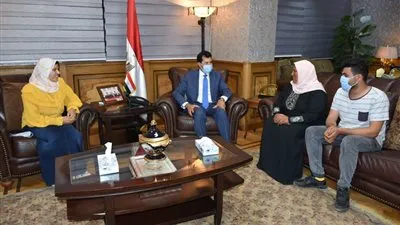 وزير الرياضة يُكرم الطالبة آية حسين: ظروفها كانت حافزا للتفوق (صور) 