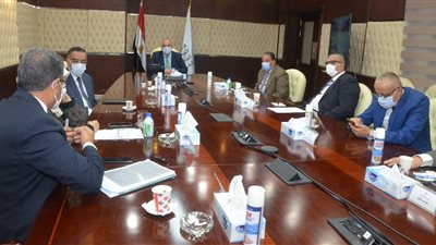 وزير الإسكان يتابع إجراءات تطبيق قانون التصالح فى مخالفات البناء 