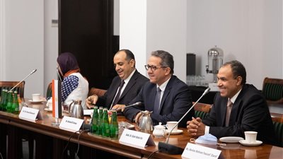 وزير السياحة والآثار يناقش مع نظيره البولندي سبل دفع الحركة السياحية