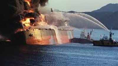 اشتعال النيران بناقلة نفط في مياه الخليج