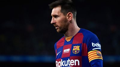 بعد البقاء.. ميسي يفتح النار على رئيس برشلونة