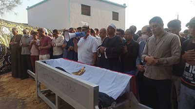 ملفوفا بعلم مصر.. أهالي الفيوم يشيعون جثمان 