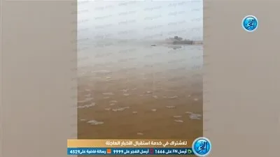 جهود مكثفة في نجع حمادي بقنا لحماية قرية البطحة من الغرق بمياه السيول (فيديو)