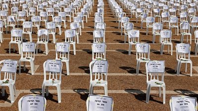 كراسي فارغة في ساحة تل أبيب تأبيناً لضحايا 