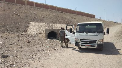 تطهير مخرات السيول بمنطقة زرزارة جنوب سفاجا (صور)