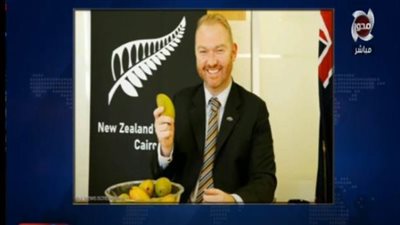 قصة حب بين سفير نيوزيلندا والمانجو المصري (فيديو)