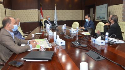  وزير الإسكان يبحث آليات تشجيع تصدير العقار المصرى
