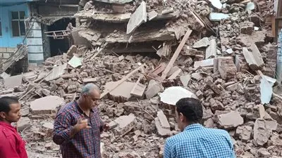 انهيار منزل من 3 طوابق في المحلة الكبرى دون خسائر بشرية (صور)