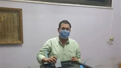 محمد عمارة يدلى بصوته في انتخابات الإعادة لمجلس الشيوخ
