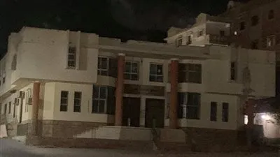 فتح مكان عمله لزوجين بعقد عرفي.. 