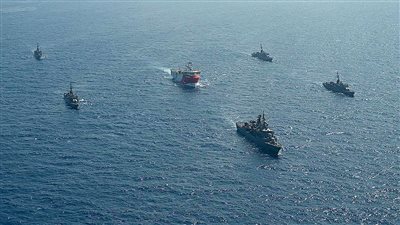 موسكو تعرض الوساطة وأوروبا تتمسك بدعم قبرص واليونان.. مستجدات الأوضاع في شرق المتوسط