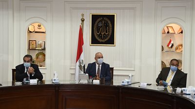  وزير الإسكان يلتقى مسئولى الشركات المُنفذة لمشروع الحدائق المركزية بالعاصمة الإدارية 