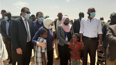 رسالة طمأنة للأطفال.. وزيرة الصحة تتفقد معسكر إيواء المتضررين في 