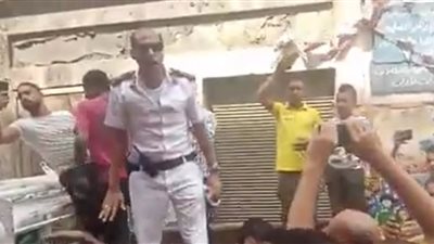 ضابط شرطة يحول احتجاجات باعة سوق بالإسكندرية لهتاف 