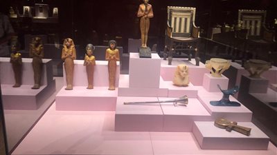 وضع اللمسات النهائية لافتتاح معرض الملك توت عنخ آمون المؤقت بالغردقة