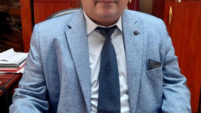 منح عميد كلية الآثار جامعة القاهرة وسام جمهورية أوزبكستان للصداقة