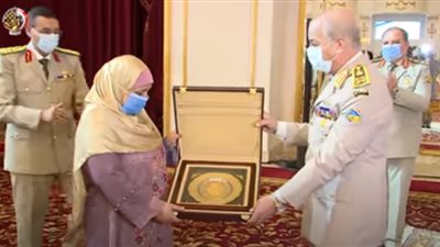 شاهد.. لحظة تكريم وزير الدفاع لـ