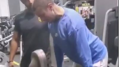 أحمد الفيشاوي يستعرض لياقته من داخل الجيم