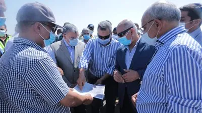 وزير النقل يتابع أعمال تنفيذ محور سمالوط على النيل (صور)