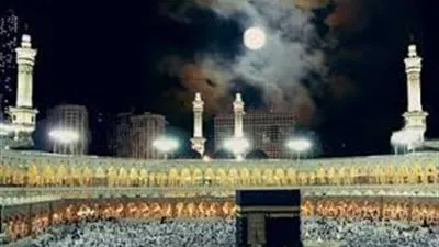 تحديد اتجاه القبلة.. قصة تعامد القمر على الكعبة المشرفة للمرة الرابعة في 2020