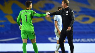 نيفيل يفتح النار على حارس تشيلسي 