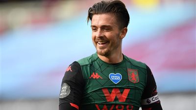 أستون فيلا يقطع الطريق على كبار إنجلترا ويجدد عقد «جريليتش»