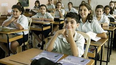 بعد اتهامه بإعطاء دروس خصوصية.. مدير مدرسة: 