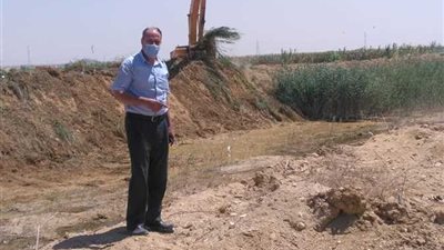 رئيس مركز مغاغة بالمنيا يتابع عملية تطهير مخرات السيول