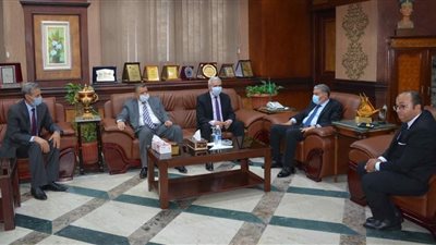 محافظ المنيا يستقبل وفدًا من هيئة النيابة الإدارية (صور)