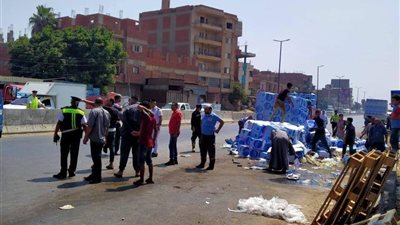 تعطل الطريق الزراعي في طوخ بسبب تصادم 3 سيارات (صور)