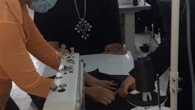 أسقف المنيا يفتتح مصنع ملابس بقرية 8 (صور)