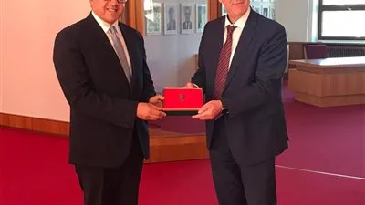 العناني يجتمع بوزير خارجية ورئيس لجنة أزمة كورونا بألمانيا 