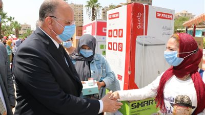 محافظ القاهرة يسلم أجهزة كهربائية لـ50 عروسة ضمن مبادرة 