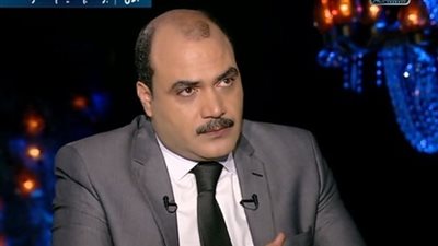 محمد الباز يقبل رأس المستشار أمير يعقوب على الهواء (فيديو)