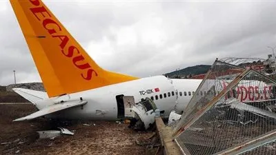 التفاصيل الكاملة لتحطم طائرة كينية في مطار مقديشو (صور)